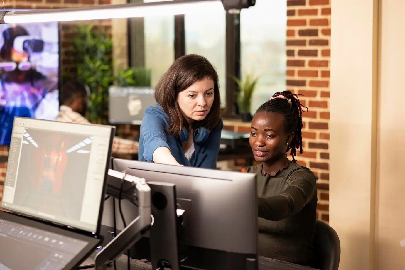 Женщины, анализирующие творческие проекты