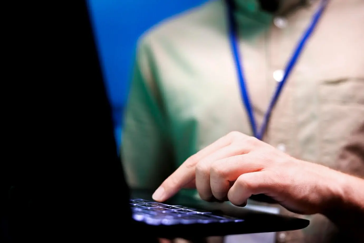 Крупный план специалиста в высокотехнологичном центре, обеспечивающем безопасную, масштабируемую и надежную инфраструктуру для хранения, обработки и анализа больших наборов данных, генерируемых искусственным интеллектом.