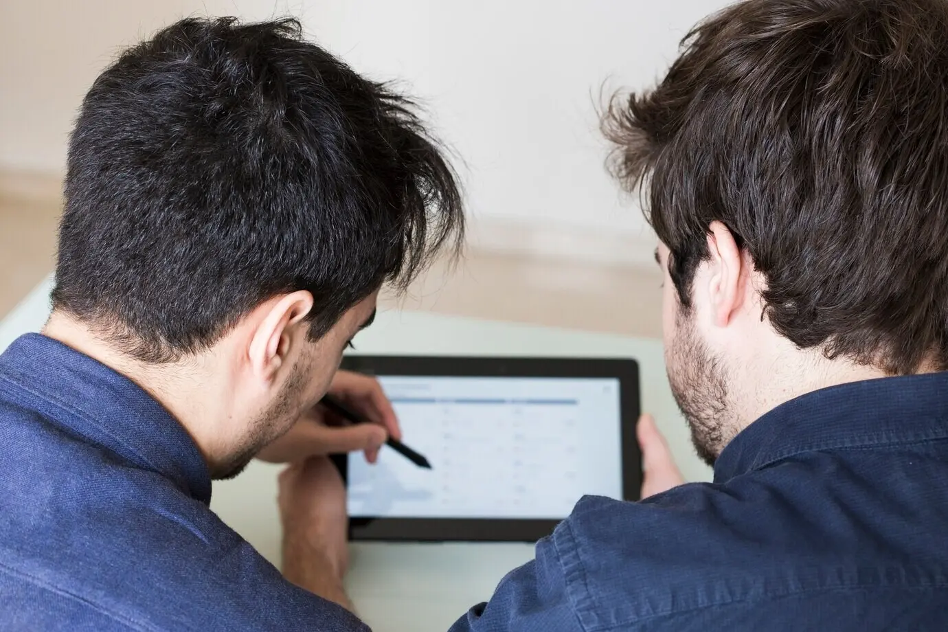 Анонимный мужчина обсуждает данные на планшете