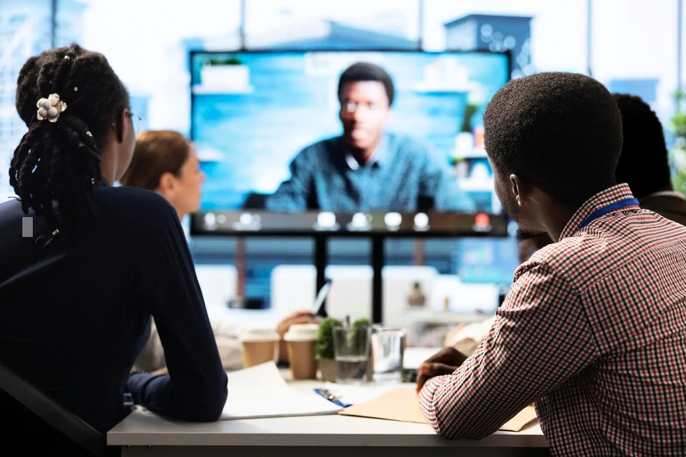 Ilustración que cubre los journeys de implementación de sistemas de presupuestación en holdings del sector de commodities y procesamiento